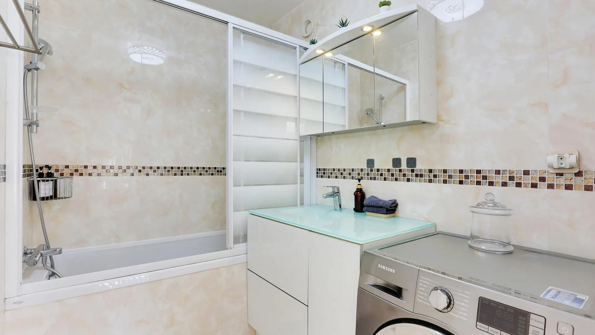 A 1 Minute Du Metro Et Parking Prive Apartment Paris